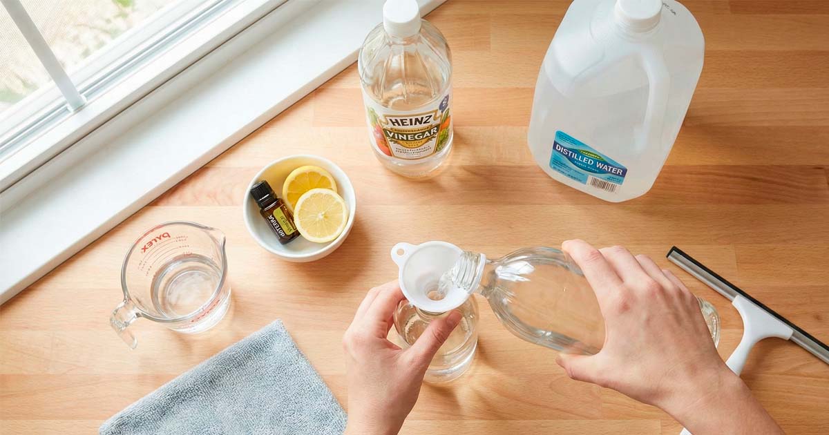 Rețeta Secretă ProfiClean: Cum să-ți faci propria soluție de spălat geamuri care nu lasă urme